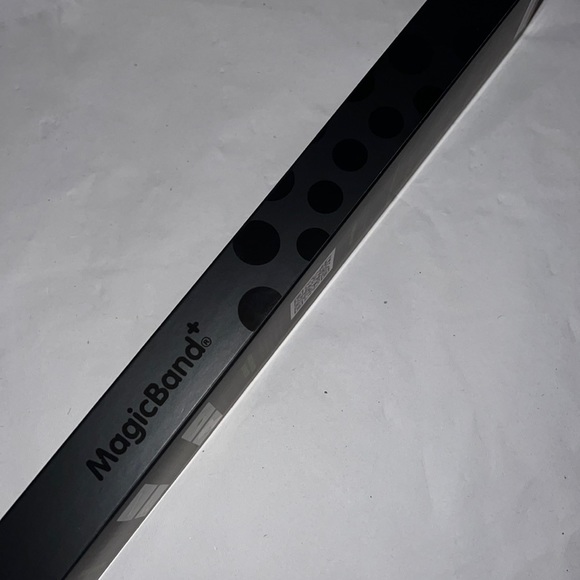 New!! 2023 Disney Holiday Classic Mickey and Friends MagicBand+ - Picture 9 of 11